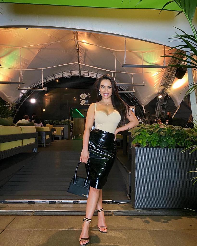 вип эскорт от  Карина работает в Питере